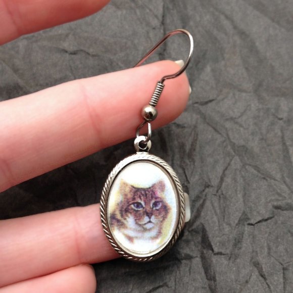 Cute Tabby Cat Novelty Oval Charm Silver Tone Dangle Drop Earrings - Picture 2 of 3